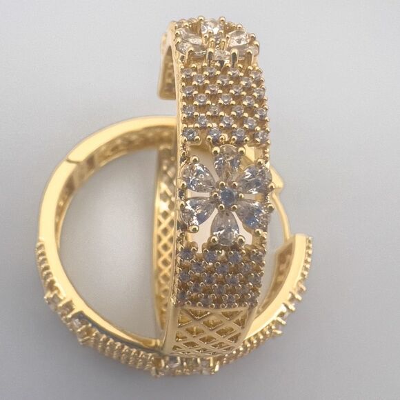 18k gold filled floral hoops - Picture 1 of 4